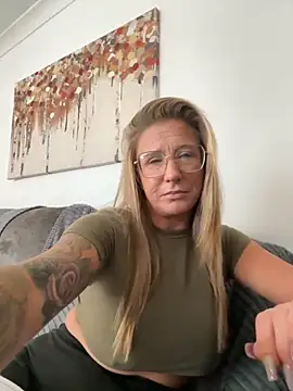 Snapshot of MimiMaee chatting on 10.22.25 MimiMaee online show from 10.22.25