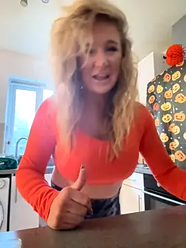 Snapshot of MimiMaee chatting on 10.23.25 MimiMaee online show from 10.23.25