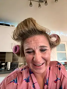 Snapshot of MimiMaee chatting on 10.27.25 MimiMaee online show from 10.27.25