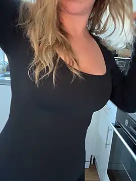 Snapshot of MimiMaee chatting on 11.17.25 MimiMaee online show from 11.17.25