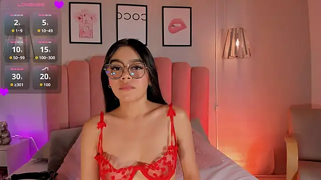 Snapshot of mara_swan_ chatting on 10.16.25 mara swan online show from 10.16.25