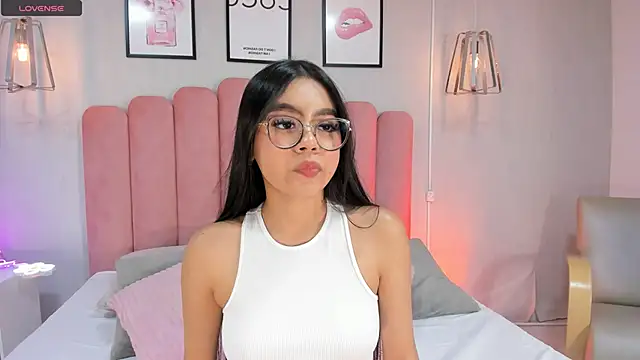 Snapshot of mara_swan_ chatting on 10.18.25 mara swan online show from 10.18.25