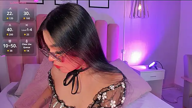 Snapshot of mara_swan_ chatting on 11.10.25 mara swan online show from 11.10.25