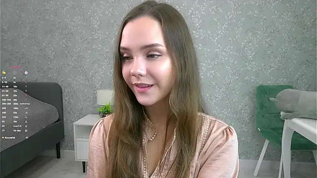 Snapshot of SweetSaraPie chatting on 10.13.25 SweetSaraPie online show from 10.13.25