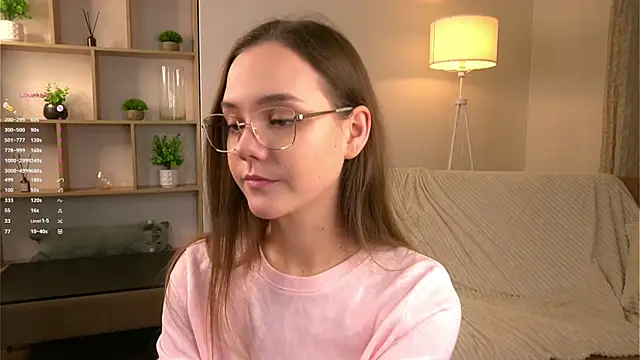 Snapshot of SweetSaraPie chatting on 12.22.25 SweetSaraPie online show from 12.22.25