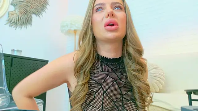 Snapshot of VikaFever chatting on 11.15.25 VikaFever online show from 11.15.25