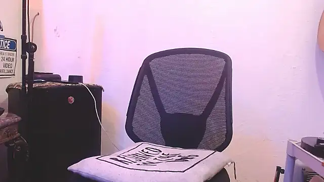 Tommy Love23 online show from 11.18.25