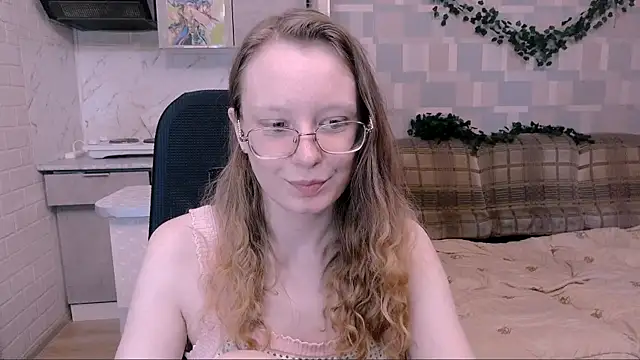 Snapshot of Meowewew chatting on 10.11.25 Meowewew online show from 10.11.25