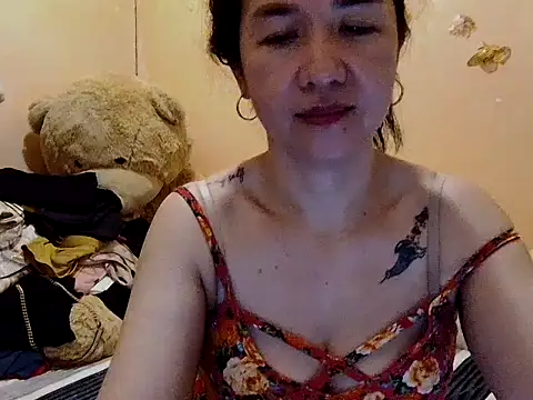 Snapshot of KissHott chatting on 10.25.25 KissHott online show from 10.25.25