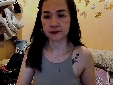 Snapshot of KissHott chatting on 11.13.25 KissHott online show from 11.13.25