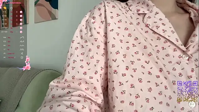 Snapshot of GilySuper chatting on 11.21.25 GilySuper online show from 11.21.25