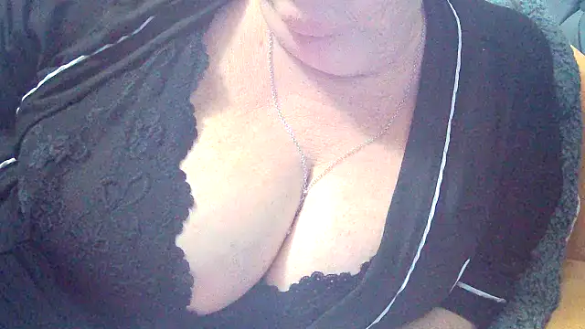 Playful MILF Demi online show from 12.21.25