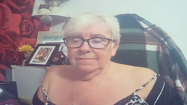 Playful MILF Demi online show from 04.17.26