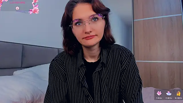 Snapshot of LorrieDegonia chatting on 10.14.25 LorrieDegonia online show from 10.14.25