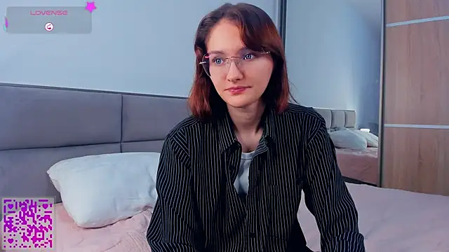 Snapshot of LorrieDegonia chatting on 10.21.25 LorrieDegonia online show from 10.21.25