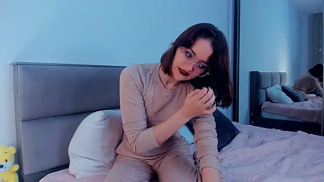 Snapshot of LorrieDegonia chatting on 10.31.25 LorrieDegonia online show from 10.31.25