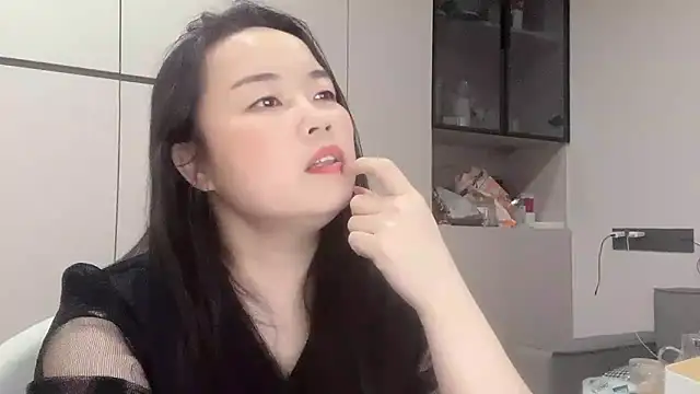 Snapshot of zhiqiu- chatting on 10.19.25 zhiqiu- online show from 10.19.25