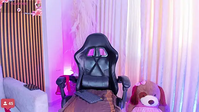 alejagarcia  online show from 11.04.25