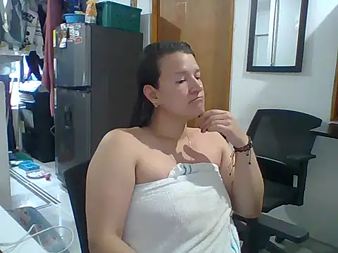 Snapshot of sherezadeangels chatting on 10.15.25 sherezadeangels online show from 10.15.25