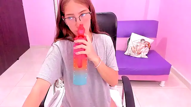 Snapshot of blondie_dirtysquirt chatting on 11.18.25 blondie dirtysquirt online show from 11.18.25