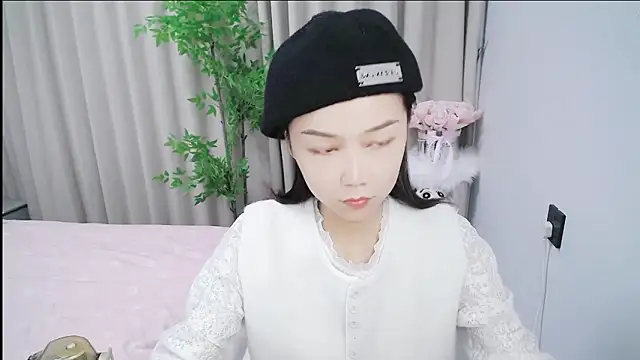 Snapshot of mili0923 chatting on 10.28.25 mili0923 online show from 10.28.25