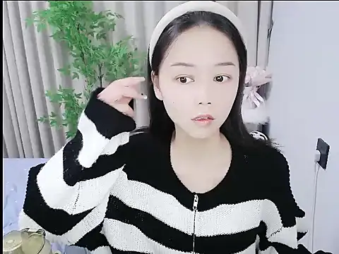 Snapshot of mili0923 chatting on 11.17.25 mili0923 online show from 11.17.25