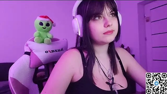 Snapshot of KristiBloom chatting on 11.17.25 KristiBloom online show from 11.17.25