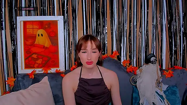 Snapshot of Olivia_Grantt chatting on 10.25.25 Olivia Grantt online show from 10.25.25