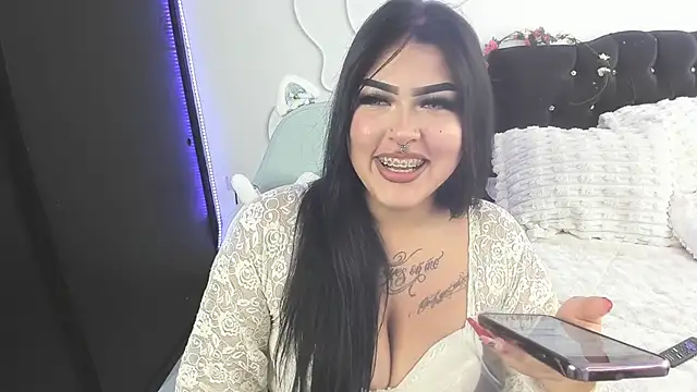 hollycute   online show from 04.20.26