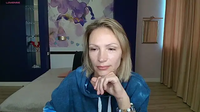 Snapshot of AlinaMoor chatting on 10.07.25 AlinaMoor online show from 10.07.25