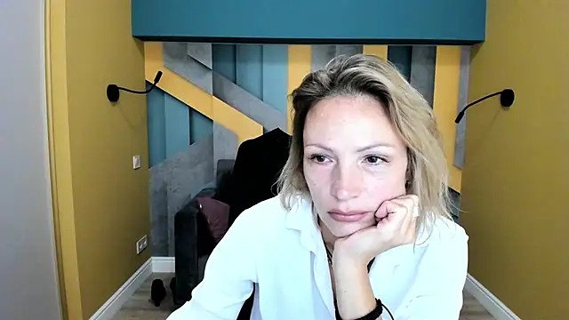 Snapshot of AlinaMoor chatting on 10.08.25 AlinaMoor online show from 10.08.25