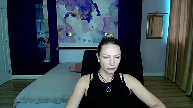 Snapshot of AlinaMoor chatting on 10.11.25 AlinaMoor online show from 10.11.25