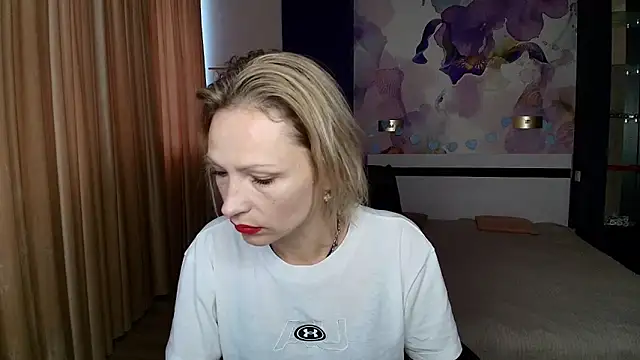 Snapshot of AlinaMoor chatting on 10.18.25 AlinaMoor online show from 10.18.25