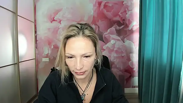 Snapshot of AlinaMoor chatting on 10.21.25 AlinaMoor online show from 10.21.25