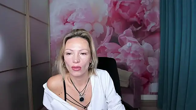 Snapshot of AlinaMoor chatting on 10.24.25 AlinaMoor online show from 10.24.25