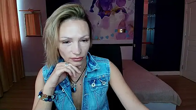 Snapshot of AlinaMoor chatting on 10.28.25 AlinaMoor online show from 10.28.25