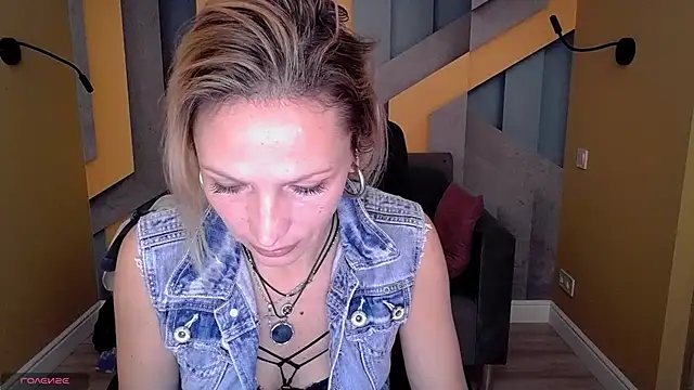 Snapshot of AlinaMoor chatting on 10.29.25 AlinaMoor online show from 10.29.25