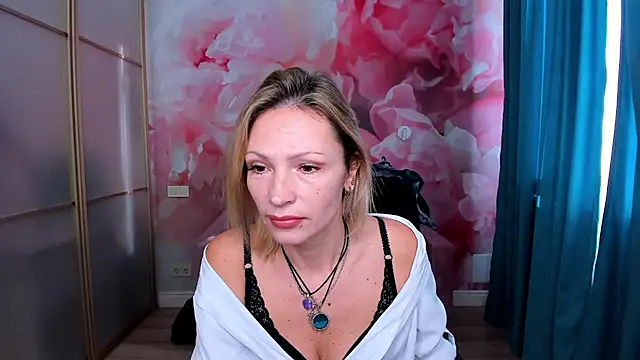 Snapshot of AlinaMoor chatting on 11.14.25 AlinaMoor online show from 11.14.25