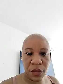 Snapshot of staceyde chatting on 10.09.25 staceyde online show from 10.09.25