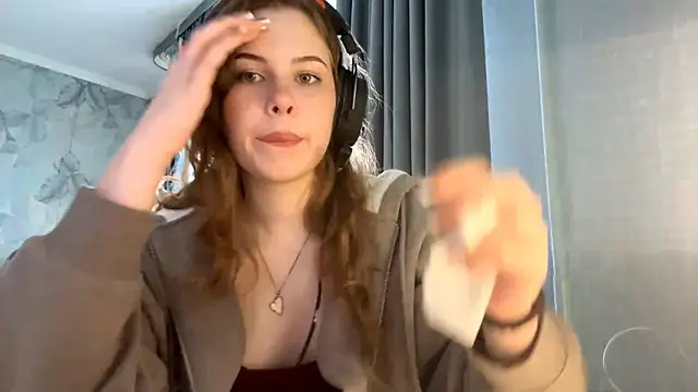 Snapshot of Leyla_Luna chatting on 10.10.25 Leyla Luna online show from 10.10.25