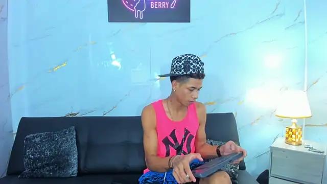 Snapshot of Little_nicoll chatting on 02.20.26 Little nicoll online show from 02.20.26