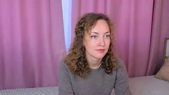 Snapshot of LorraineMann chatting on 10.09.25 LorraineMann online show from 10.09.25