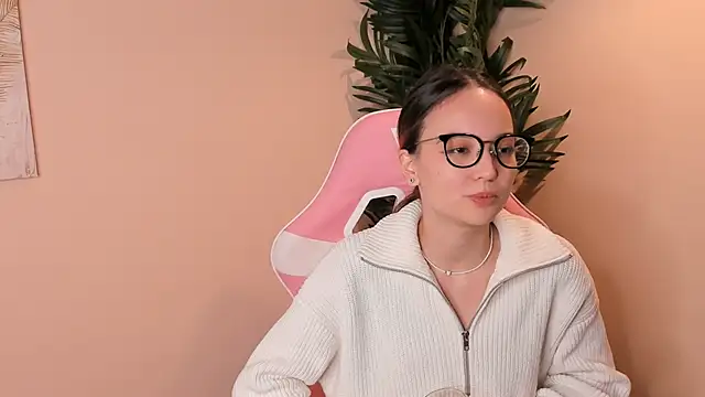 LareeLamson online show from 10.08.25