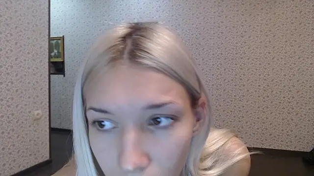 Snapshot of maybe_doll chatting on 10.09.25 maybe doll online show from 10.09.25