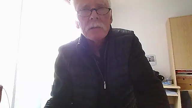 Snapshot of super-snoopy chatting on 04.19.26 super-snoopy online show from 04.19.26