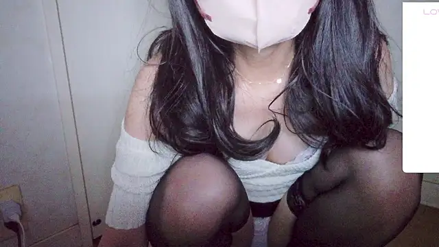 Snapshot of mai_cha00 chatting on 10.27.25 mai cha00 online show from 10.27.25