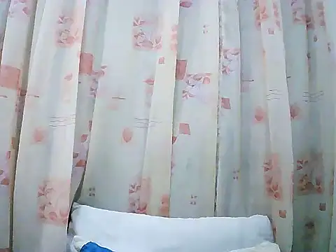 Snapshot of JuicyLipsXx1 chatting on 10.15.25 JuicyLipsXx1 online show from 10.15.25