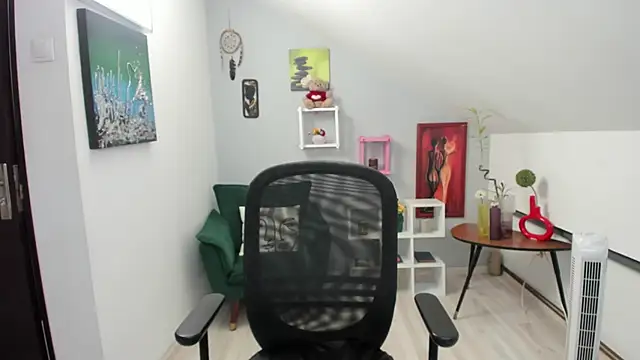 BettyJamess online show from 10.17.25