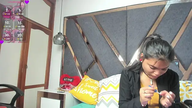Snapshot of KimiAnal chatting on 10.11.25 KimiAnal online show from 10.11.25