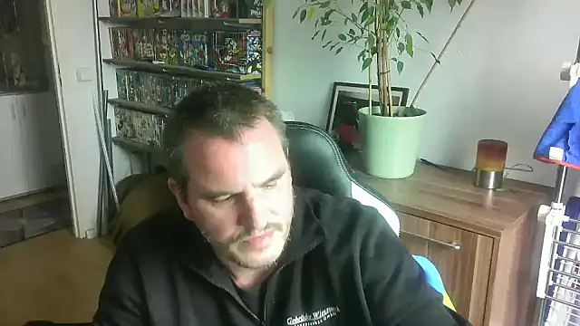 Snapshot of Macknow chatting on 10.10.25 Macknow online show from 10.10.25